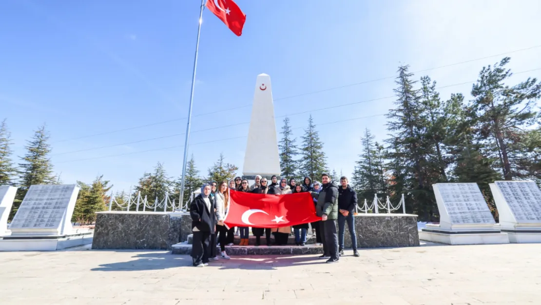 Malatya Turgut Özal Üniversitesi Öğrencilerinden Anlamlı Şehitlik Ziyareti