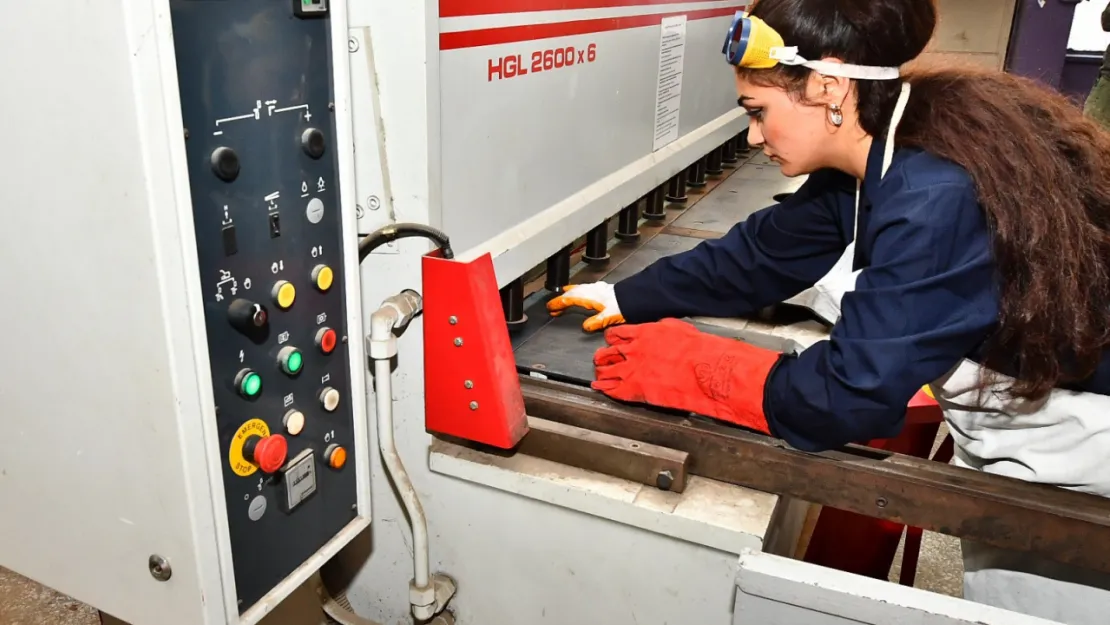 Meslek Fabrikası, kadın oksijen kaynakçıları yetiştiriyor