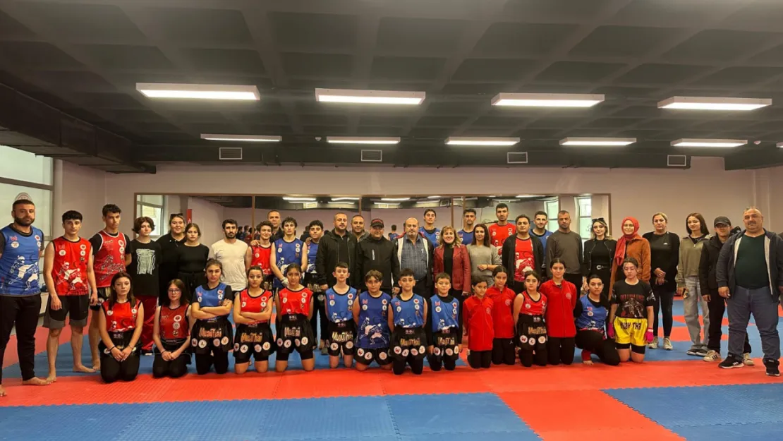 Muay Thai 10. Khan Sınavı Başarı ile Tamamlandı.