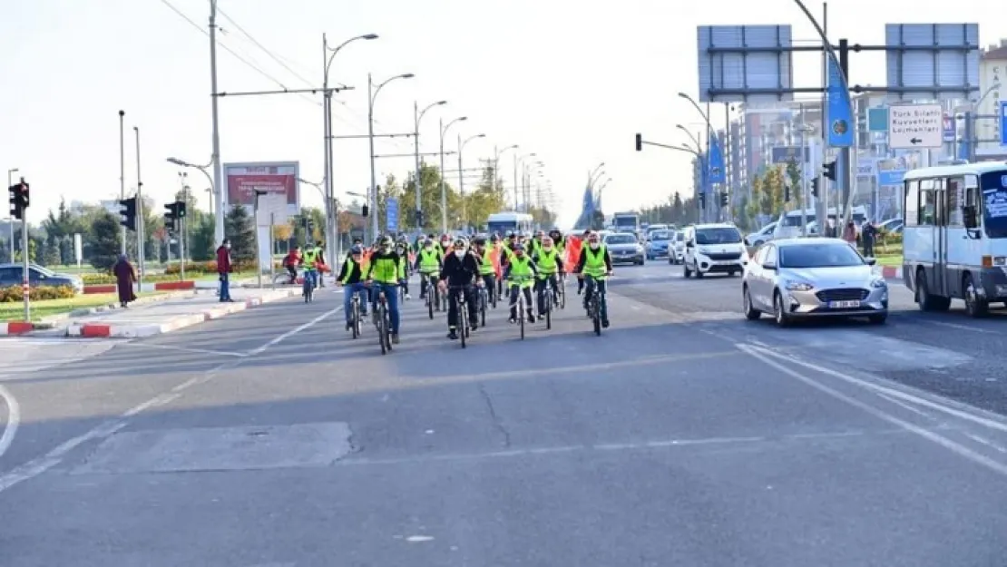 Öğretmenevi Önünden Belediye Hizmet Binasına Kadar Pedal Çevirdiler