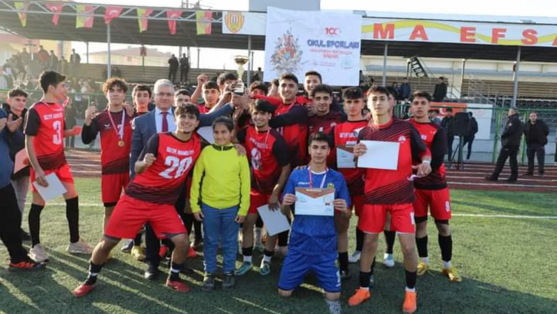 Okullar arası Genç Erkekler Futbol İl birinciliği müsabakaları sona erdi.