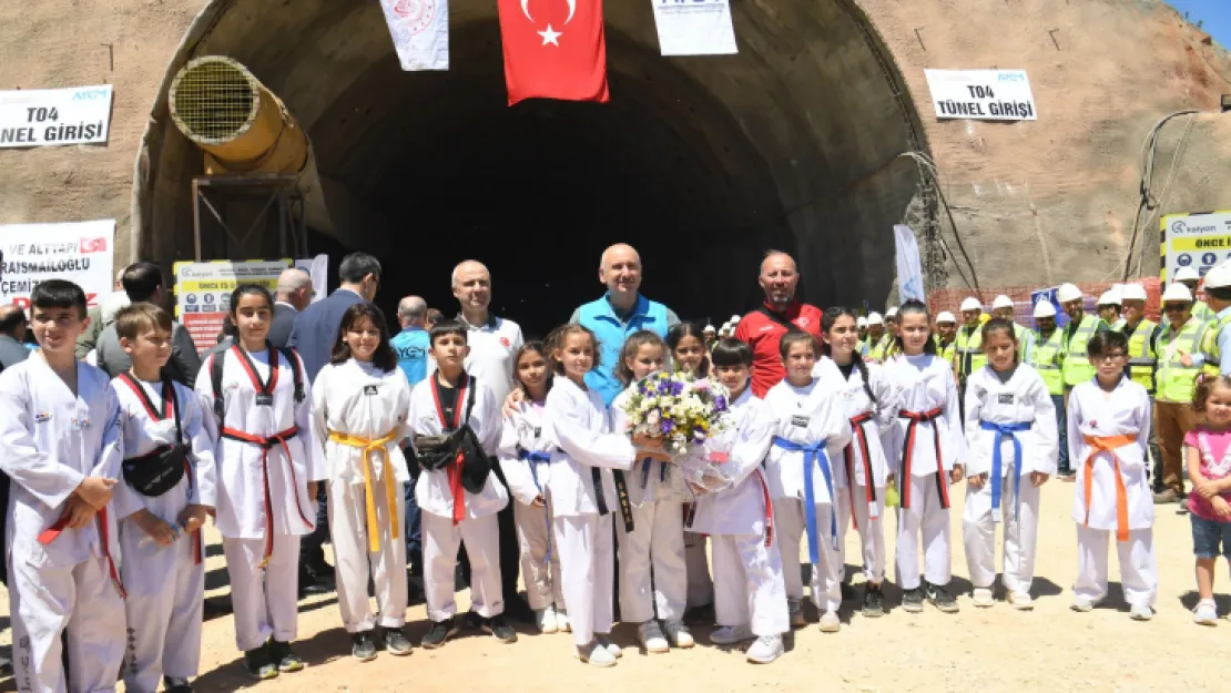 Osmaneli-Bursa-Bandırma-Balıkesir Hızlı Tren Hattı T04 Tüneli Işık Görme Töreni'ne katıldı.