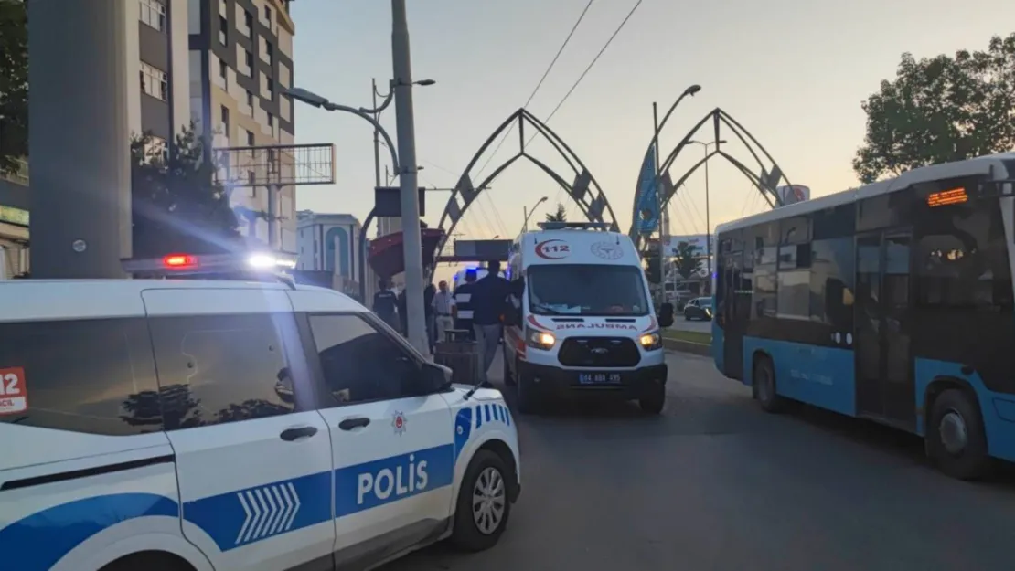 Otobüste başlayan tartışma durakta bıçaklı kavgaya dönüştü: 2 yaralı