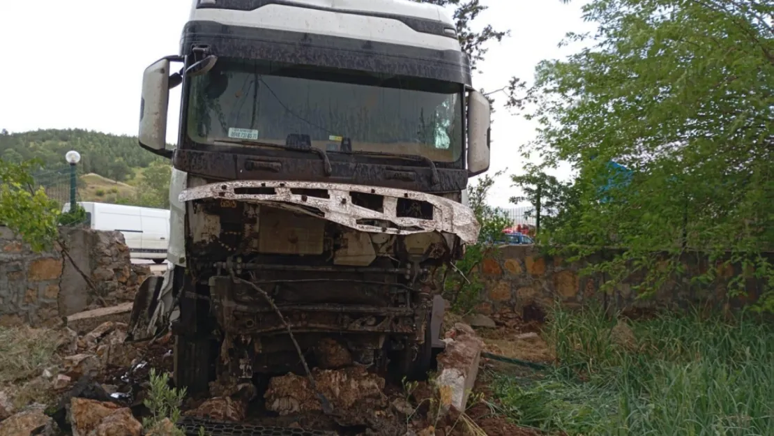 Otomobil ile TIR çarpıştı: 2 ölü, 3 yaralı