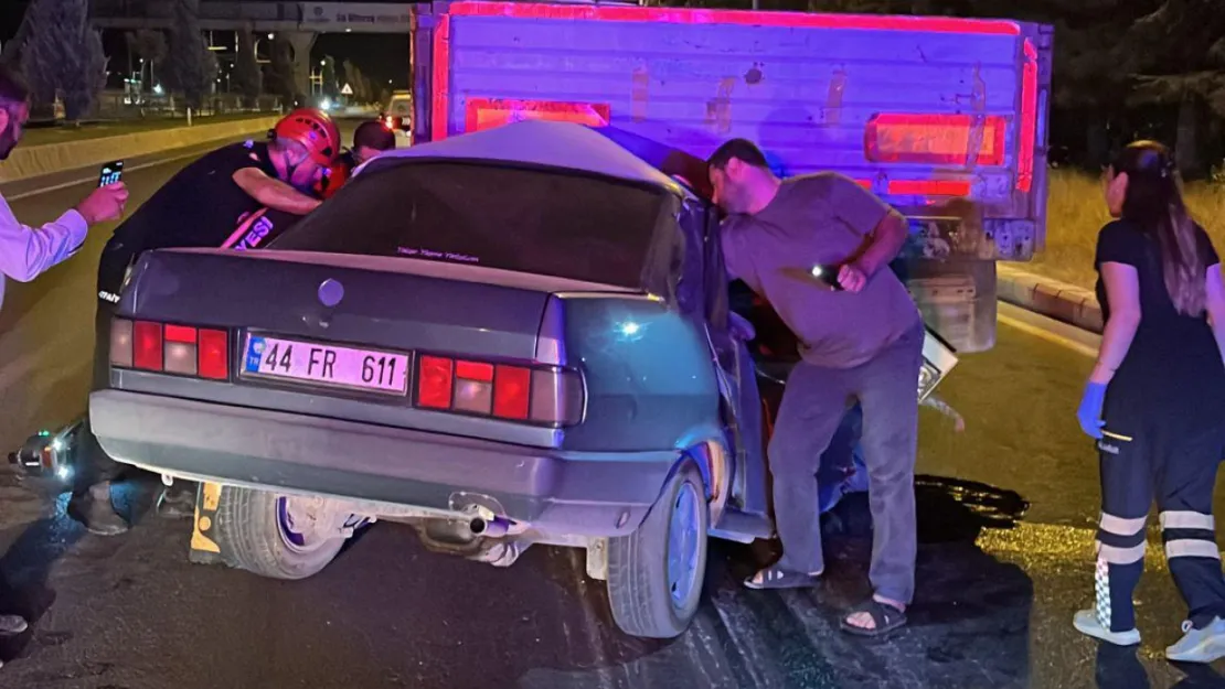 Otomobil tıra çarptı, 1 kişi yaralandı