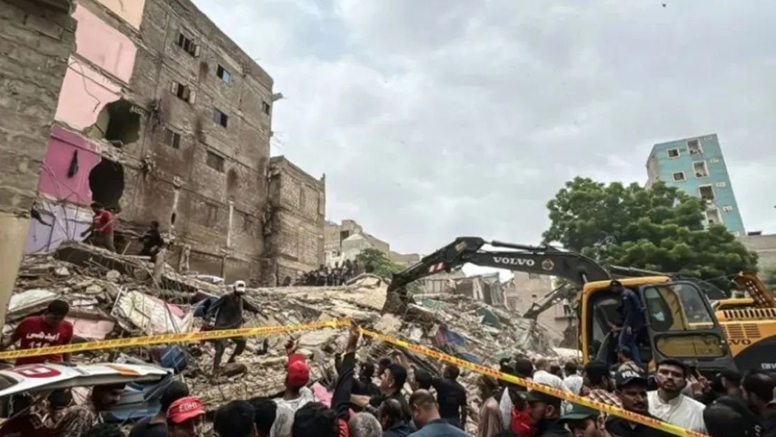 Pakistan'da bina çökmesi: 27 ölü