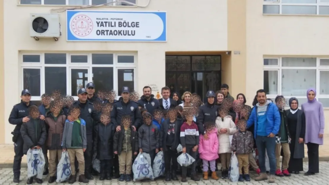 Polislerden mont ve kışlık ayakkabı yardımı