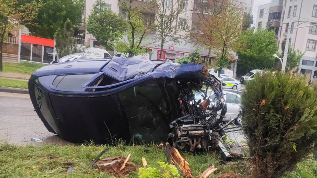 Refüje çarpan otomobil hurdaya döndü: 2 yaralı