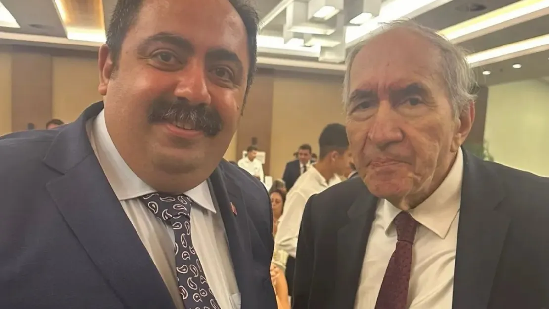 Siyasi yaşamında daima nezaketi, dürüstlüğü, bilgiye ve liyakate dayalı yaklaşımlarıyla örnek olmuştur