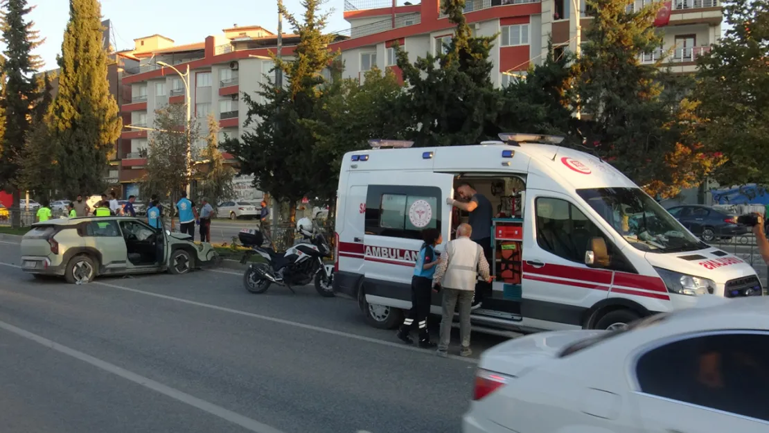 Sürücüsünün direksiyon kontrolünü kaybettiği otomobil bariyere çarptı: 3 yaralı