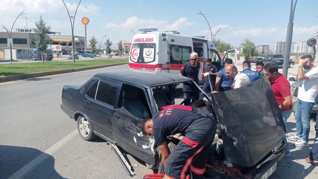 Tecde Mahallesinde Trafik Kazası 2 yaralı