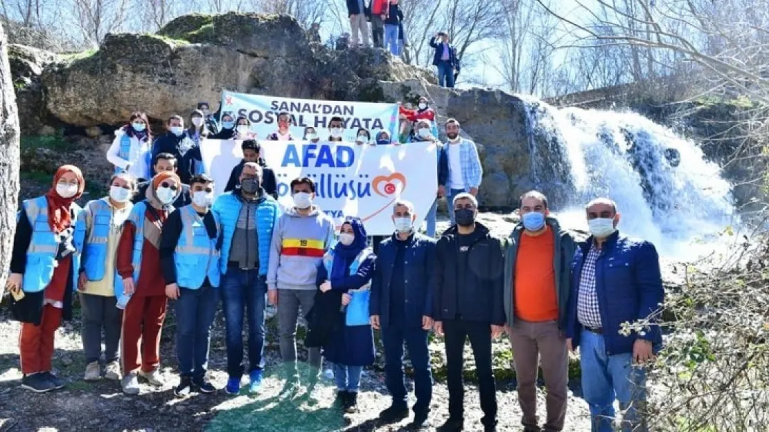 'Telefonu Bırak Çevrene Bak' Doğa Yürüyüşüyle Dijital Bağımlılığa 'Hayır'