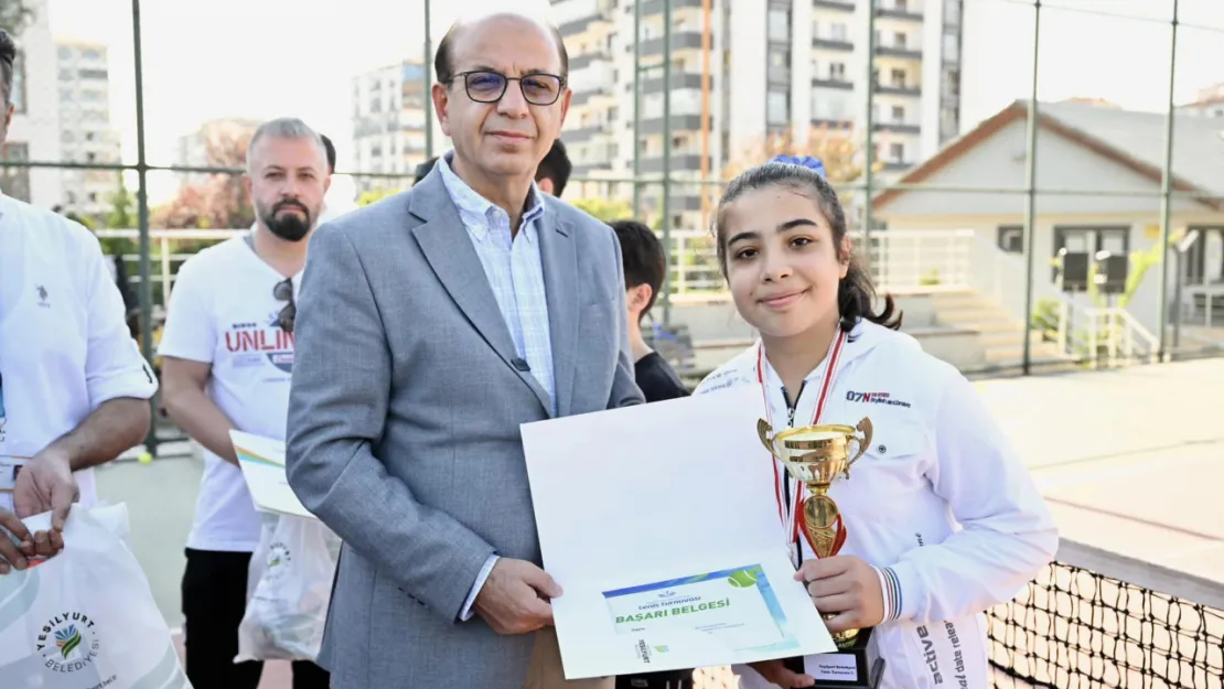 Tenis Tutkunları, Yeşilyurt Belediyesi Tenis Turnuvası'nda Hünerlerini Sergiledi