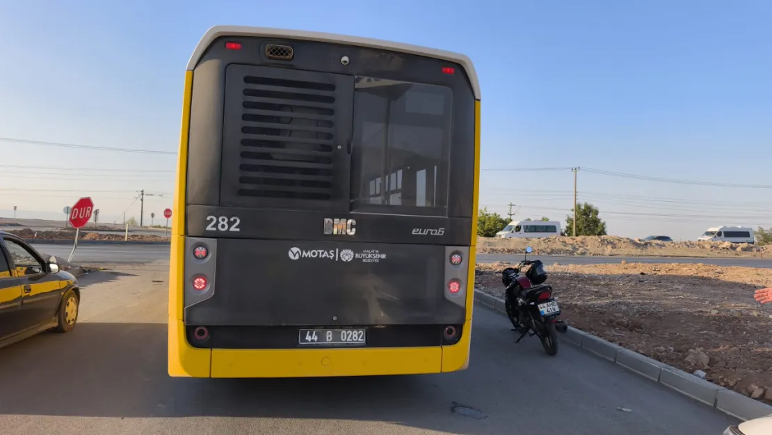 Tıra çarpmamak için manevra yapınca kaza yaptı