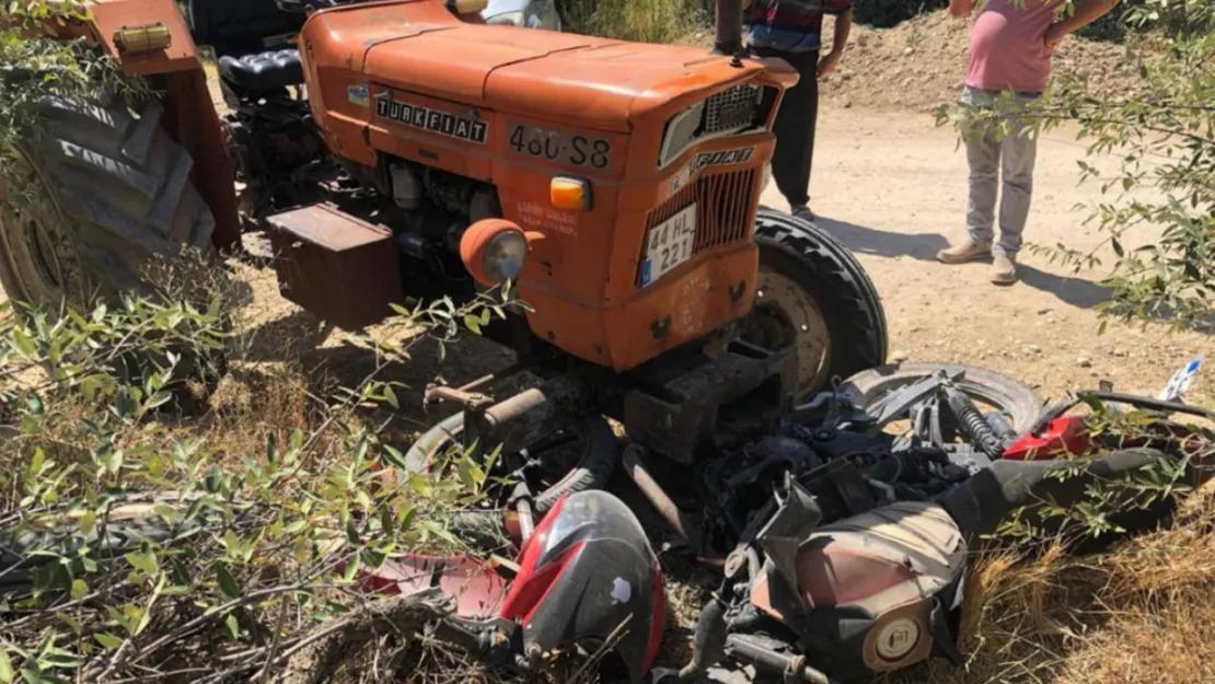 Traktör ile motosiklet çarpıştı: 1 ölü