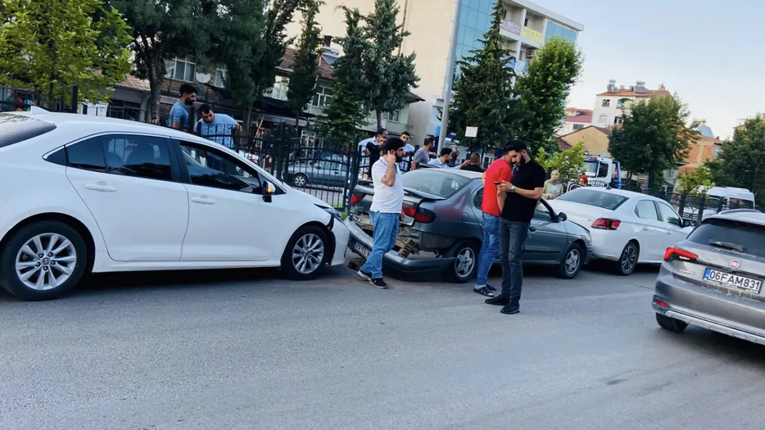 Traktör römorkundan düşen lastik trafiği birbirine kattı