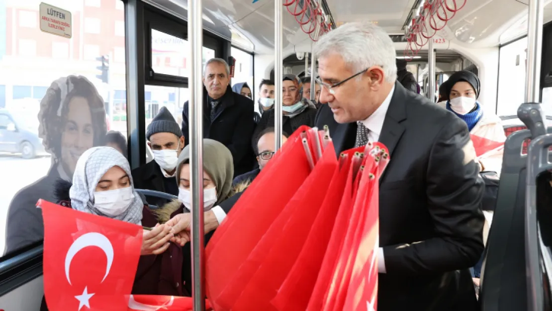 Trambüs içerisinde gerçekleşen özel tiyatro gösterisinde duygu dolu anlar