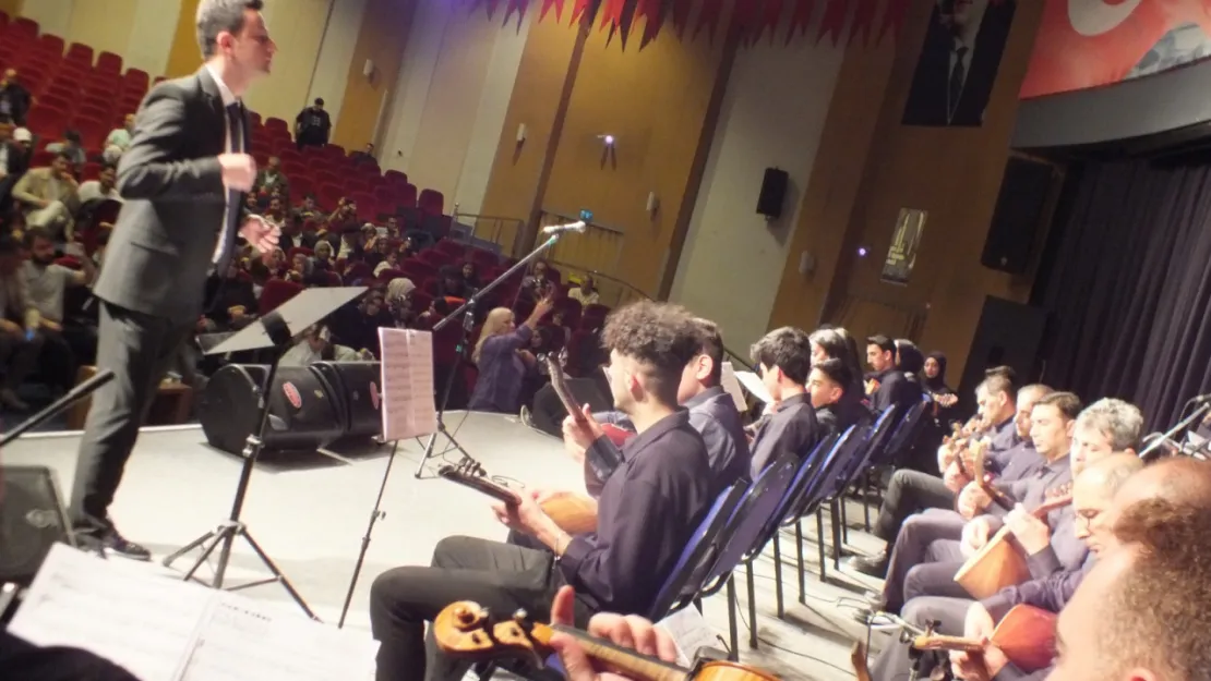 Türk Halk Müziği tutkunları Erzurum'da unutulmaz bir gece yaşadı.