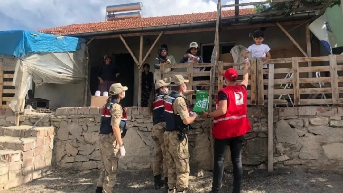 Türk Kızılayı ve Jandarmadan gıda paketi dağıtımı