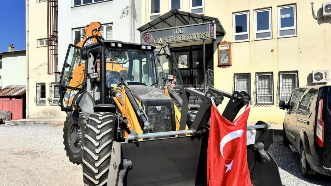 Türkiye Belediyeler Birliği tarafından Arapgir Belediyesi'ne hibe edilen iş makinesi  geldi.