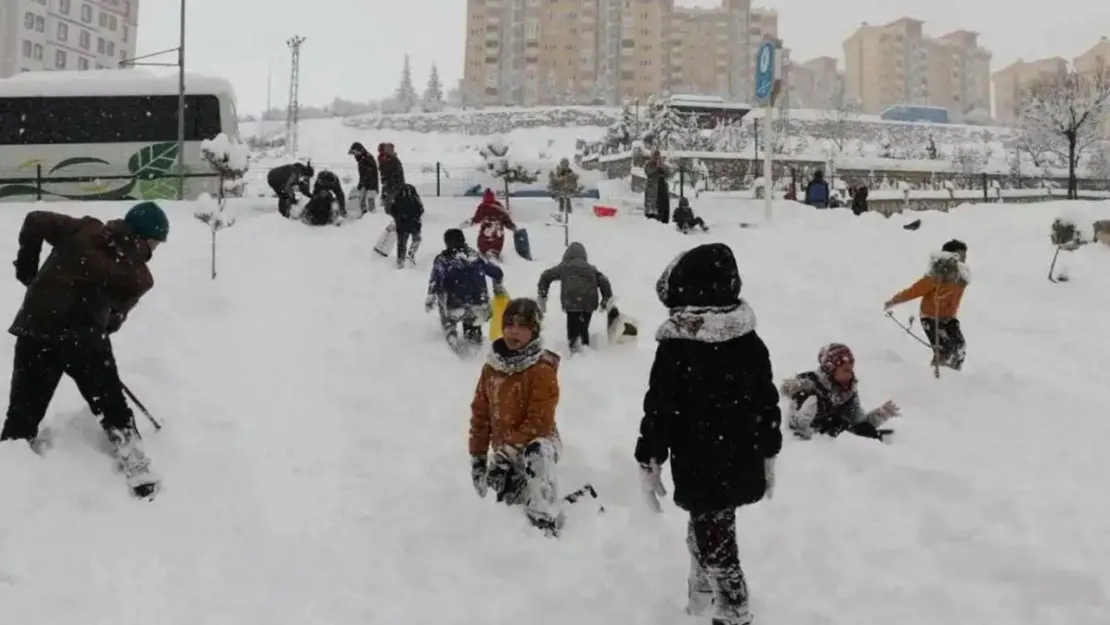 Türkiye'deki bazı illerde eğitime kar engeli