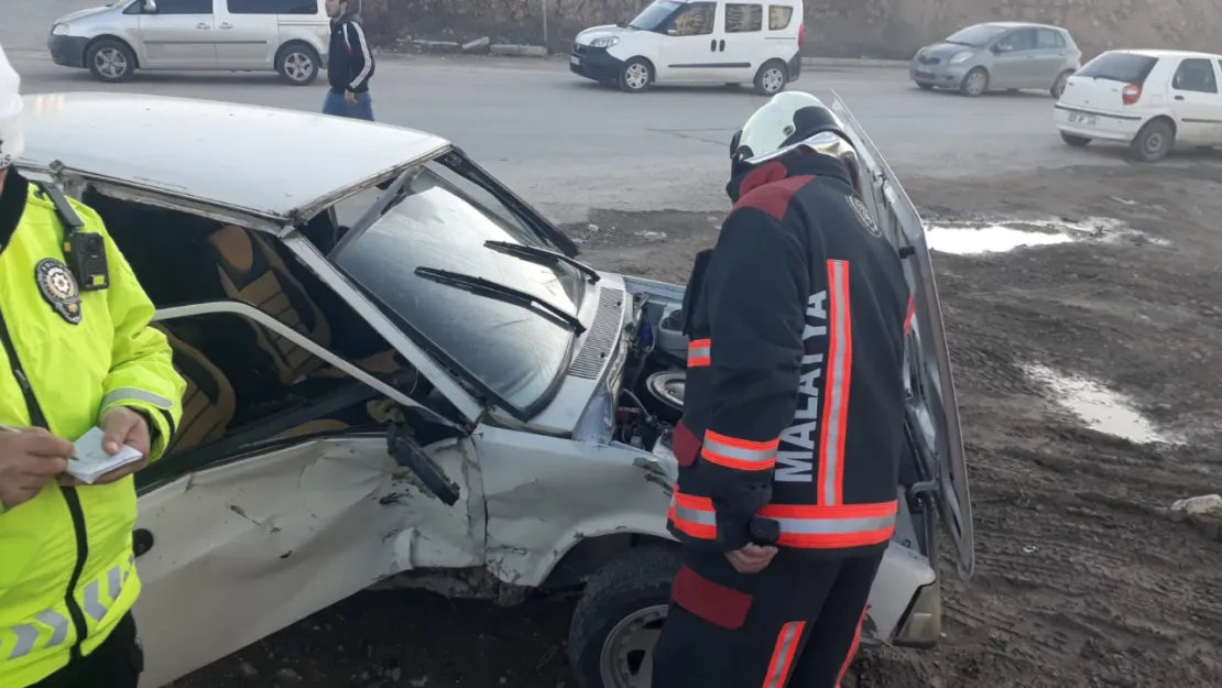 Üç Aracın Karıştığı Trafik Kazasında 2 kişi yaralandı