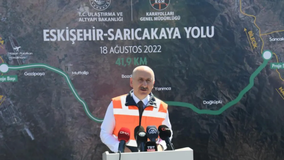 Ulaştırma ve Altyapı Bakanı Adil Karaismailoğlu, Eskişehir-Sarıcakaya yolu yapım şantiyesinde açıklamalarda bulundu.