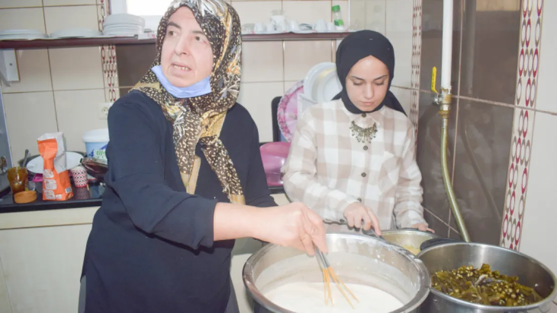 Üniversiteli Gençlere Malatya Yemekleri Öğretiliyor