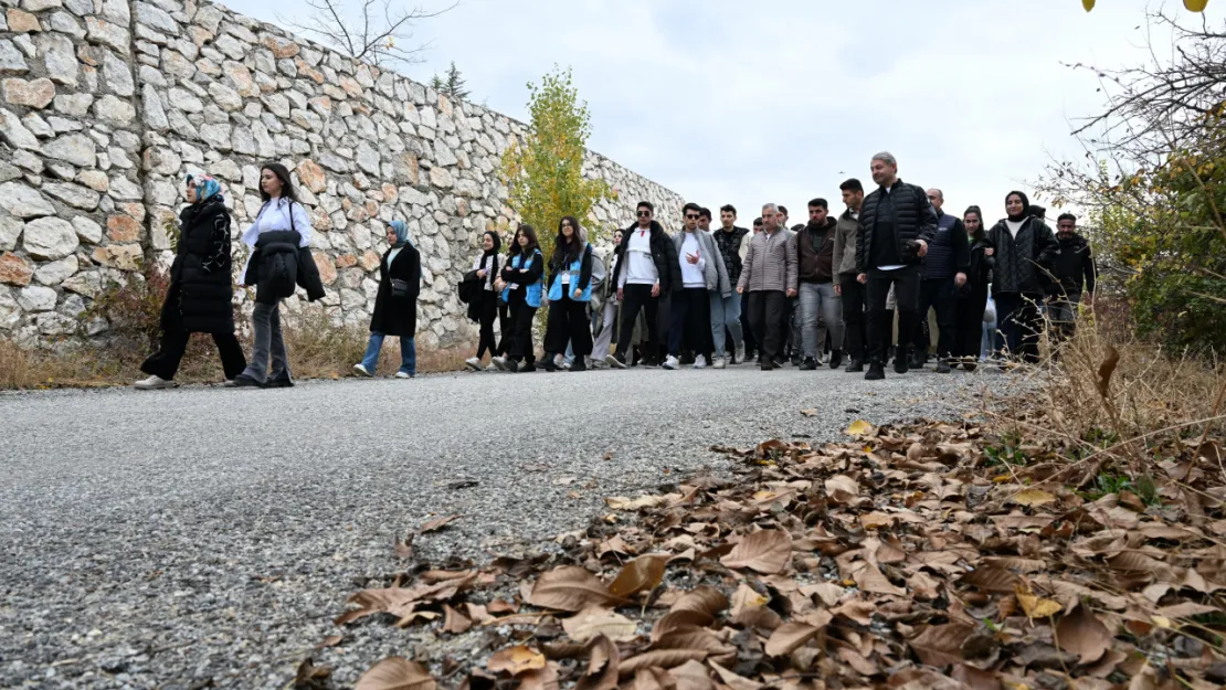 Üniversiteli Öğrenciler 'Gençlerin Kalbi Burada Atıyor' Etkinliğiyle Yeşilyurt'u Gezdiler, Keyifli Anlar Yaşadılar