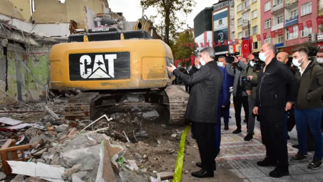 Vali Baruş, Çöken Binada İncelemelerde Bulundu