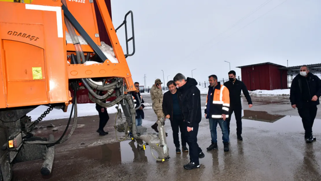 Vali Baruş Darende'de Yol Temizleme Çalışmalarına Katıldı