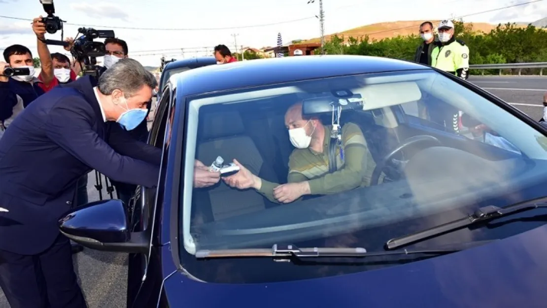 Vali Baruş Trafik Haftası Dolayısıyla Maske Ve Dezenfektan Dağıttı