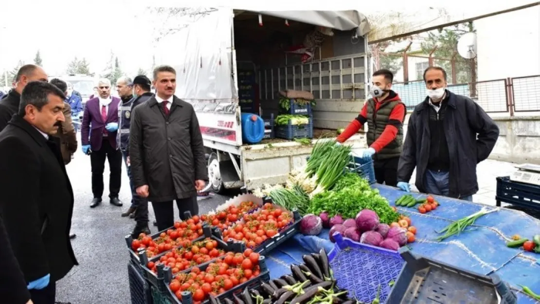 Vali Baruş, Zaviye Mahallesinde kurulan Çarşamba pazarında incelemelerde bulundu