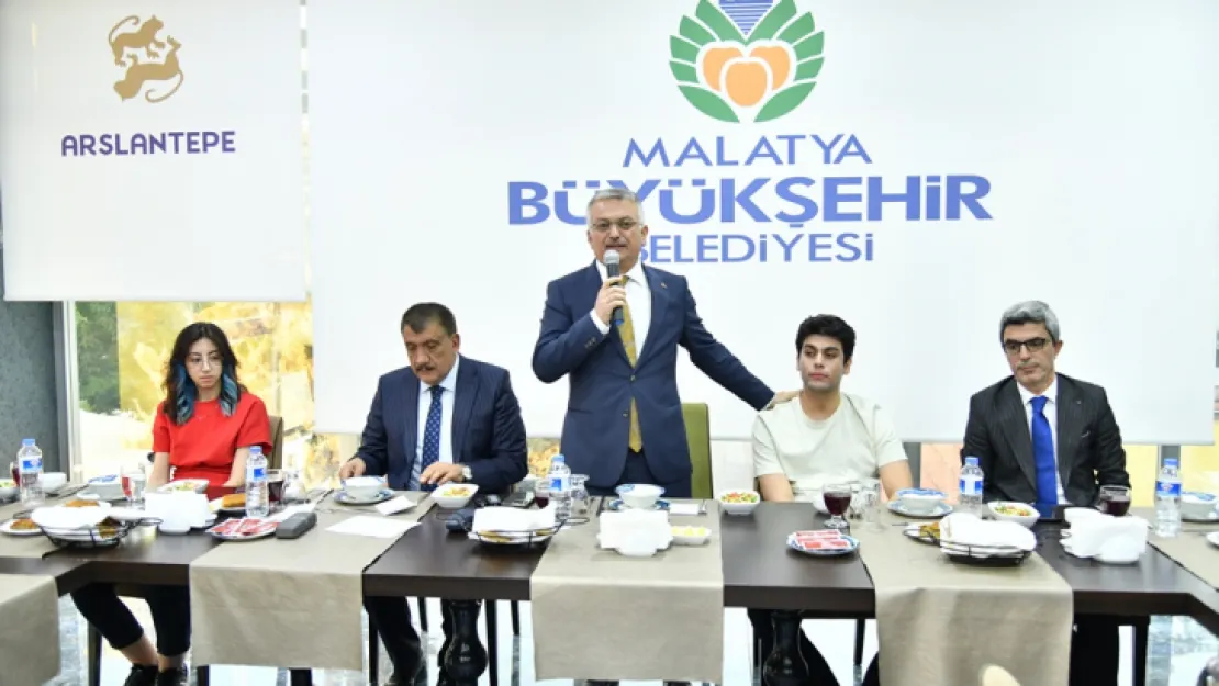 Vali Ersin Yazıcı, İlimizde 2023 YKS Sınavında Dereceye Giren Öğrencilerle Bir Araya Geldi