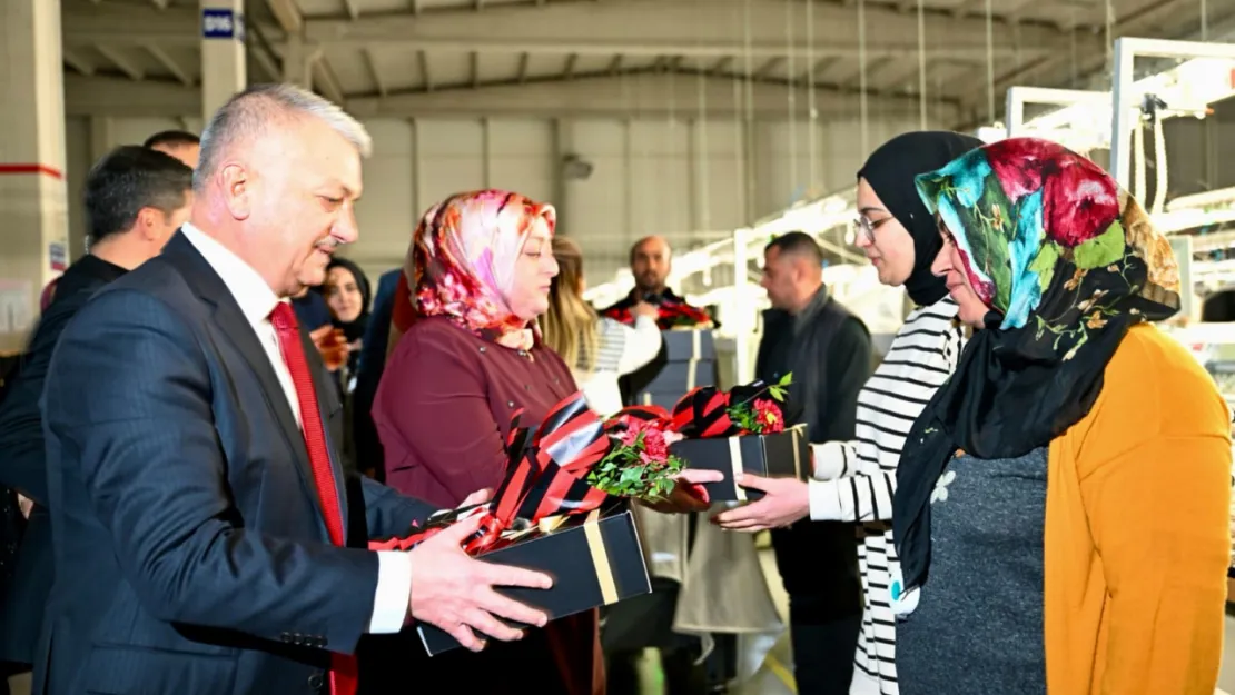 Vali Ersin Yazıcı ve Eşi Hanımefendi Hanife Yazıcı 8 Mart Dünya Kadınlar Günü'nde Karanfil Dağıttı