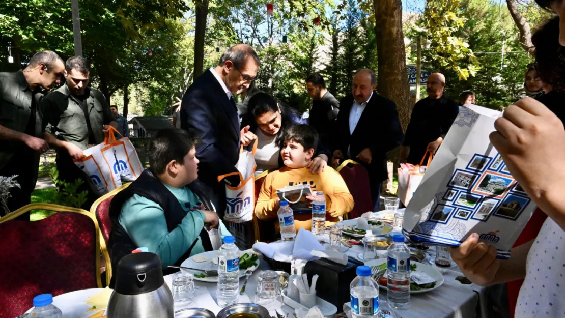 Vali Seddar Yavuz Ebeveynlerini Kaybetmiş Çocuklarla Bir Araya Geldi