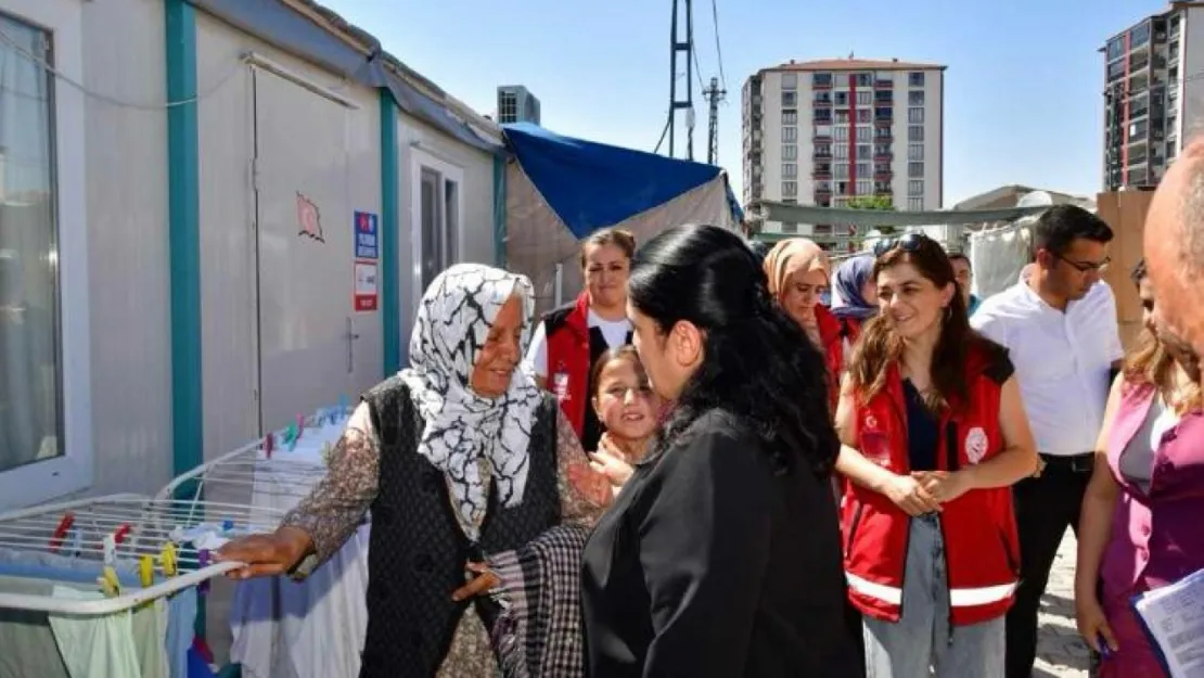 Vali Seddar Yavuz'un eşinden Depremzede Ailelere Ziyaret