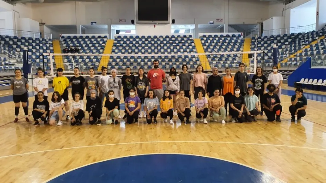 Yaz okulları Voleybol antrenmanlarına büyük ilgi