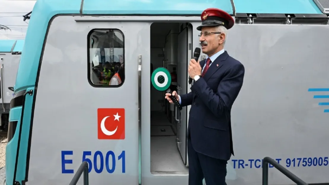 Yeni nesil demiryolu araçları teslim edildi