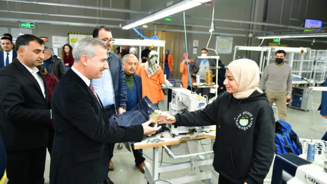 Yeşilyurt Belediye Başkanı Mehmet Çınar'dan Kadınlara 'Sukulent' Çiçek Hediyesi