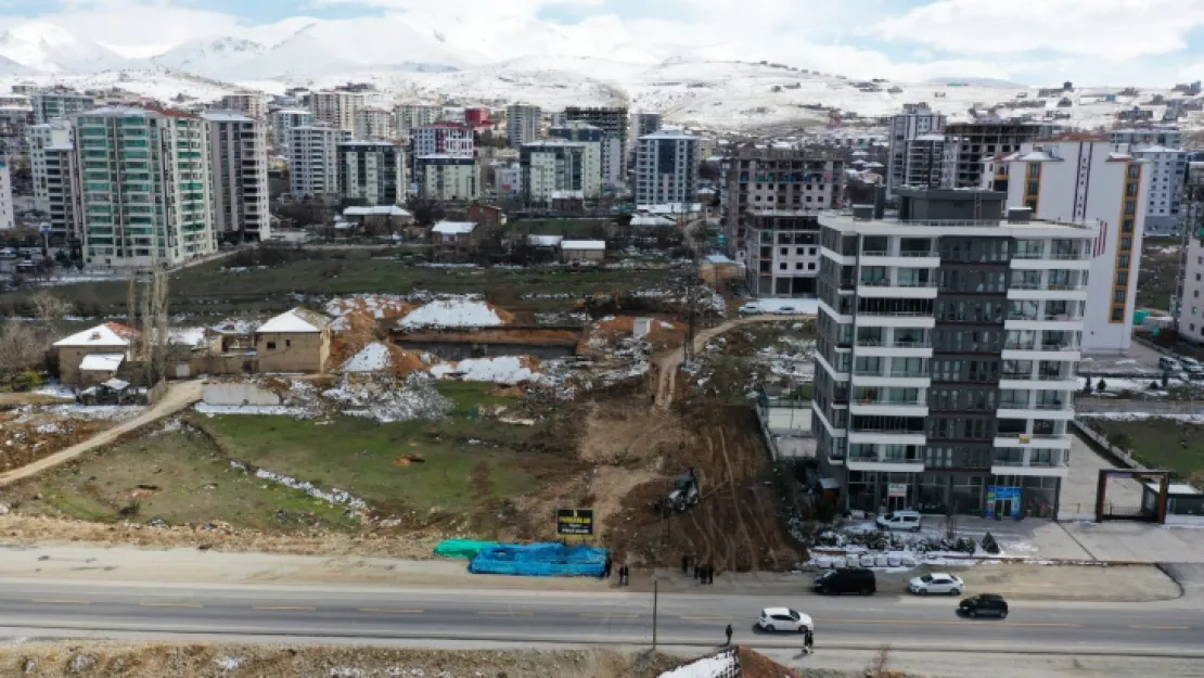 Yeşilyurt Belediye Fen İşleri Ekipleri, Tecde Mahallesinde Ki İmar Yollarını Açıyor