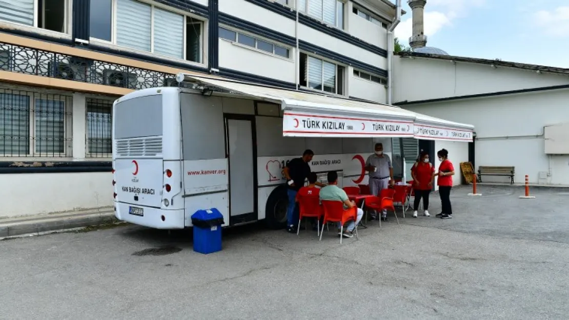 Yeşilyurt Belediye Personelleri Kan Bağış Kampanyasına Katılıp, Örnek Bir Davranış Sergiledi