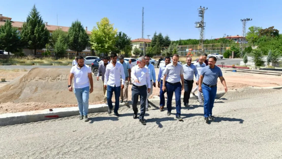 Yeşilyurt Belediyesi, Çevre, Şehircilik Ve İklim Değişikliği Bakanı Murat Kurum'un Talimatıyla Özal Mahallesine Halı Saha İnşa Ediyor