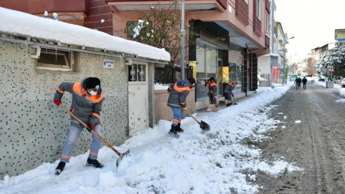 Yeşilyurt Belediyesi Ekipleri 24 Saat Kar Mesaisinde!