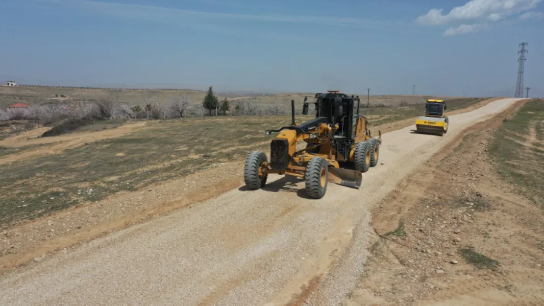 Yeşilyurt Belediyesi Ekipleri, Kırkpınar Ve Tohma Mahallelerinin Ulaşım Ağını Yeniliyor