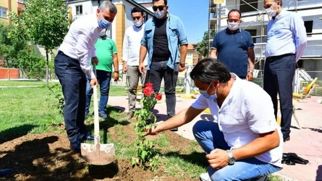 Yeşilyurt Belediyesi Gül Parkı, Çukurdere Mahallesine Farklı Bir Hava Kazandırdı