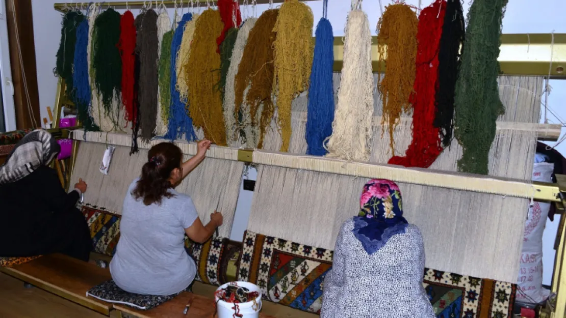 Yeşilyurt Belediyesi Halı Dokuma Kursunda Geleneksel El Sanatları Yaşatılıyor