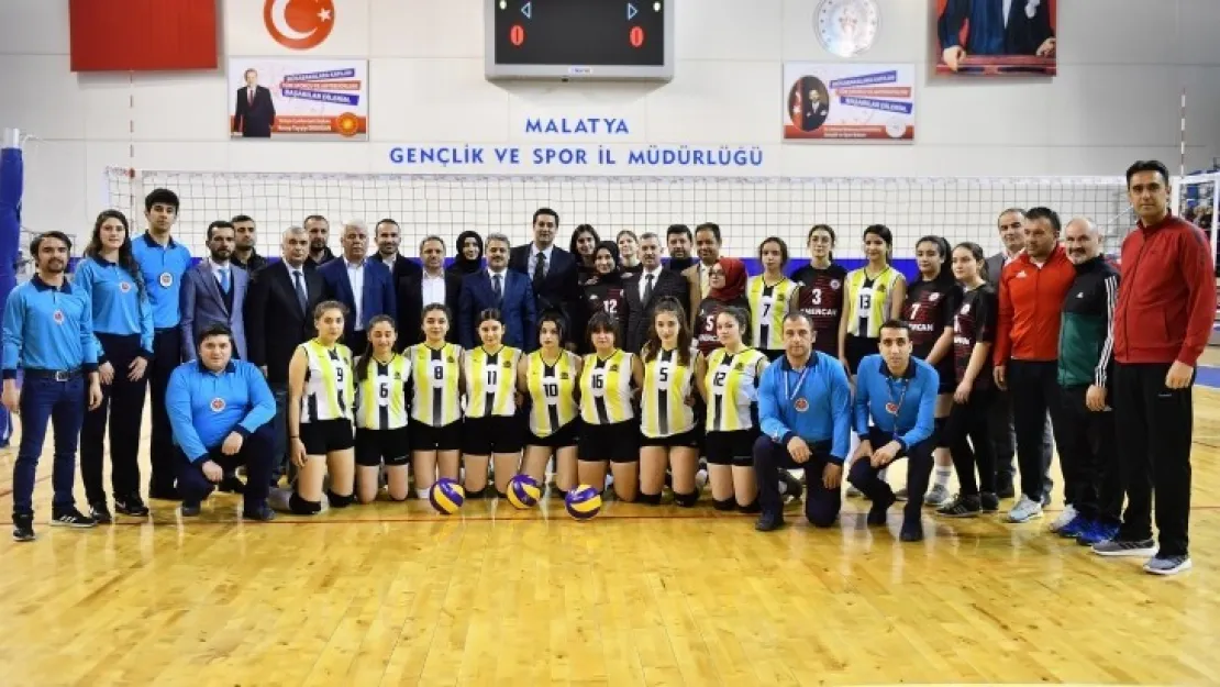 Yeşilyurt Belediyesi Liselerarası Voleybol Turnuvasında Heyecan Yüksek