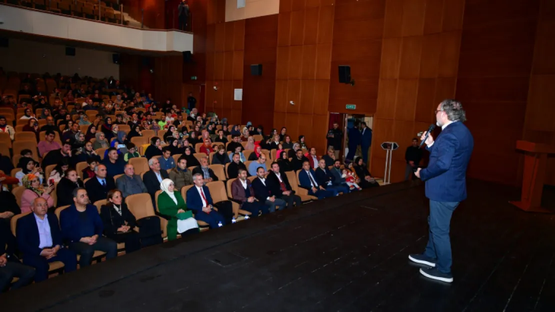 Yeşilyurt Belediyesi Tarafından Düzenlenen 'Bilinçli Aile Ve Gençlerimiz' Semineri Yoğun İlgi Gördü