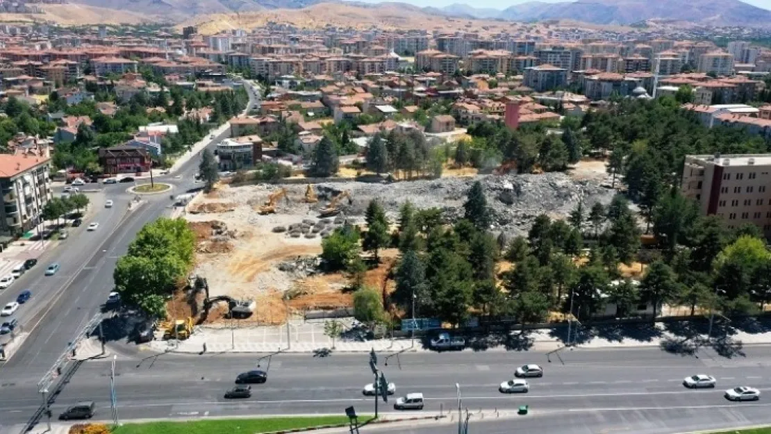 Yeşilyurt Belediyesi Yeni Hizmet Binasının İnşa Edileceği Alanda Kazı Çalışmaları Başladı